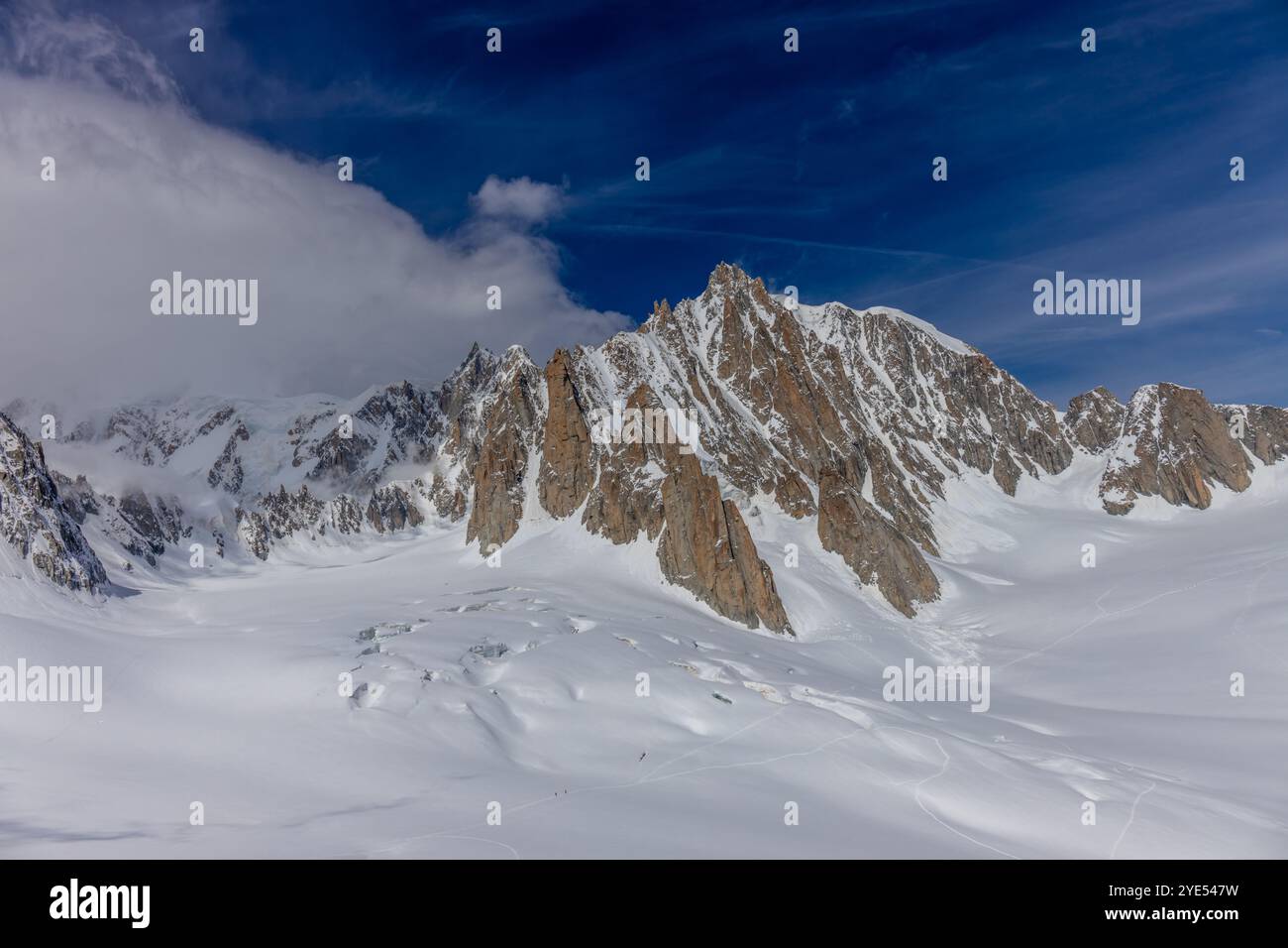 Montagnes enneigées et sommets rocheux des Alpes depuis la voie aérienne entre Chamonix et Courmayeur en Italie et en France Alpes. Dent du Gigante Banque D'Images