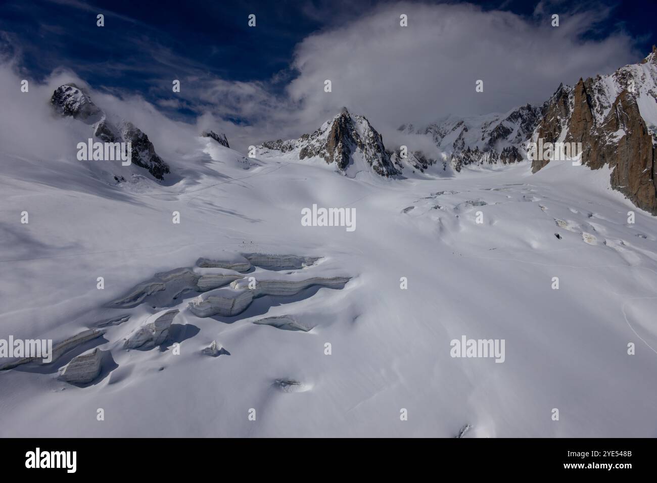 Montagnes enneigées et sommets rocheux des Alpes depuis la voie aérienne entre Chamonix et Courmayeur en Italie et en France Alpes. Dent du Gigante Banque D'Images