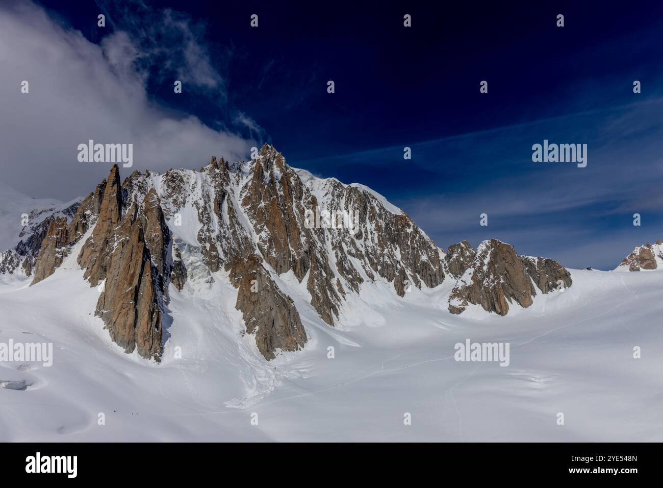 Montagnes enneigées et sommets rocheux des Alpes depuis la voie aérienne entre Chamonix et Courmayeur en Italie et en France Alpes. Dent du Gigante Banque D'Images