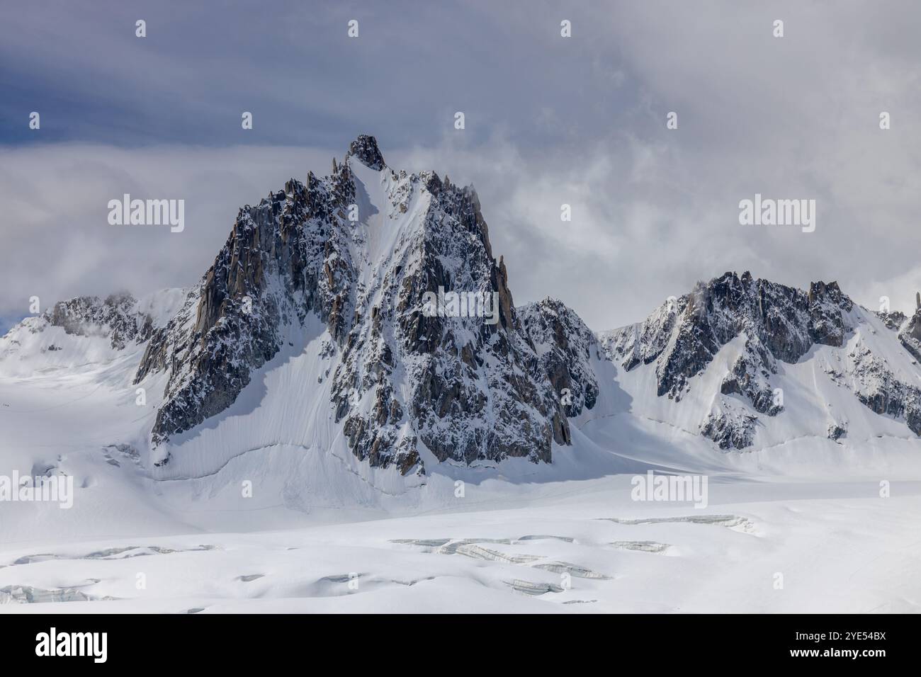 Montagnes enneigées et sommets rocheux des Alpes depuis la voie aérienne entre Chamonix et Courmayeur en Italie et en France Alpes. Dent du Gigante Banque D'Images