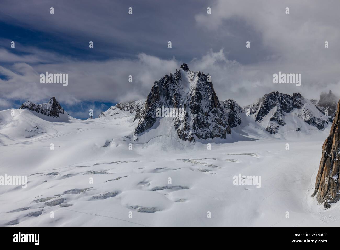 Montagnes enneigées et sommets rocheux des Alpes depuis la voie aérienne entre Chamonix et Courmayeur en Italie et en France Alpes. Dent du Gigante Banque D'Images