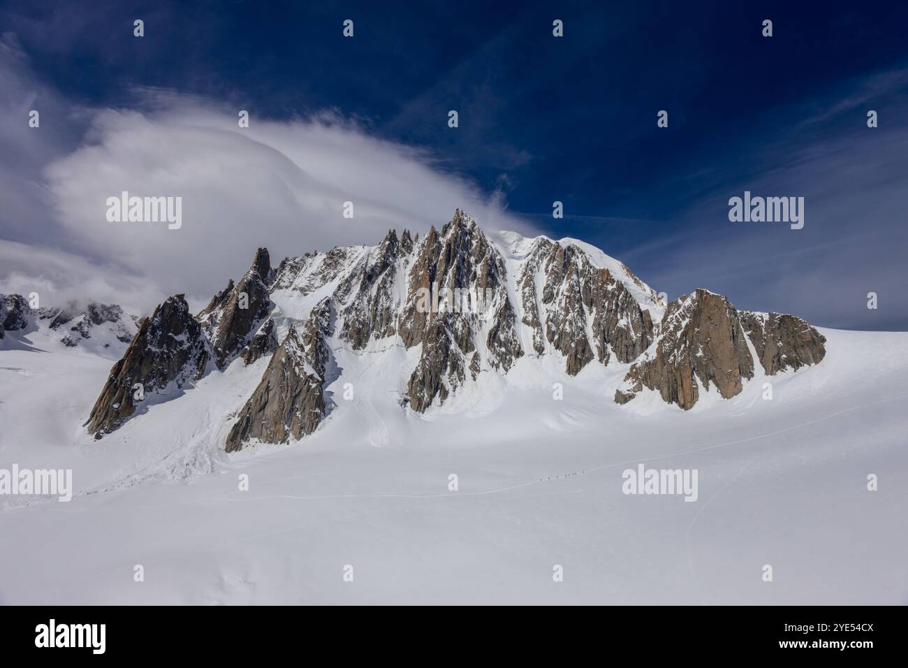 Montagnes enneigées et sommets rocheux des Alpes depuis la voie aérienne entre Chamonix et Courmayeur en Italie et en France Alpes. Dent du Gigante Banque D'Images