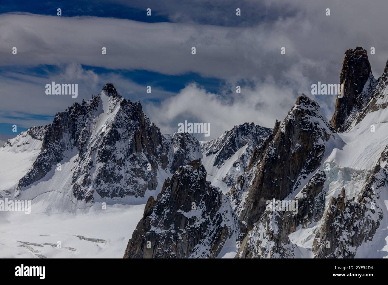 Montagnes enneigées et sommets rocheux des Alpes depuis la voie aérienne entre Chamonix et Courmayeur en Italie et en France Alpes. Dent du Gigante Banque D'Images