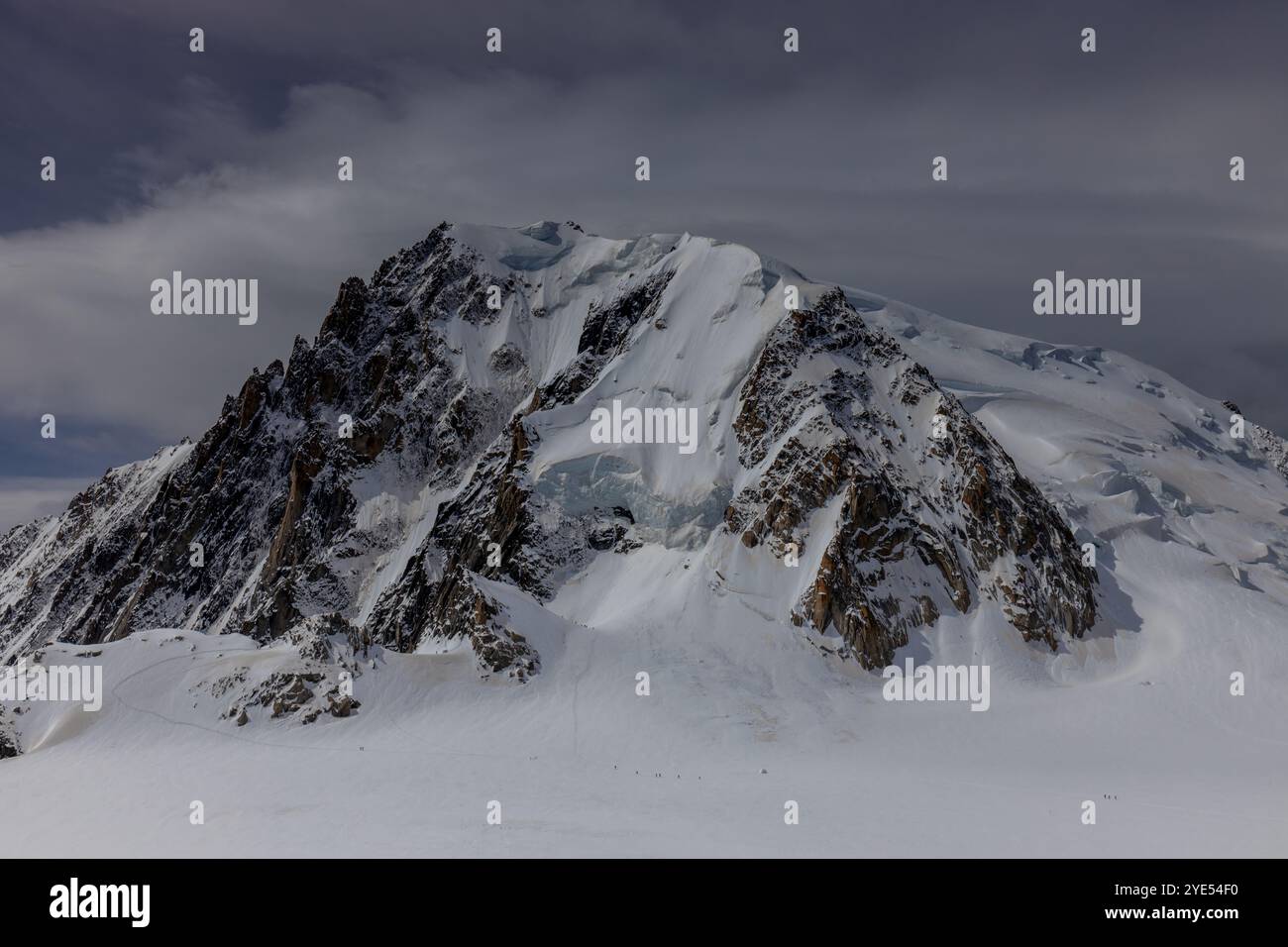 Montagnes enneigées et sommets rocheux des Alpes depuis la voie aérienne entre Chamonix et Courmayeur en Italie et en France Alpes. Dent du Gigante Banque D'Images