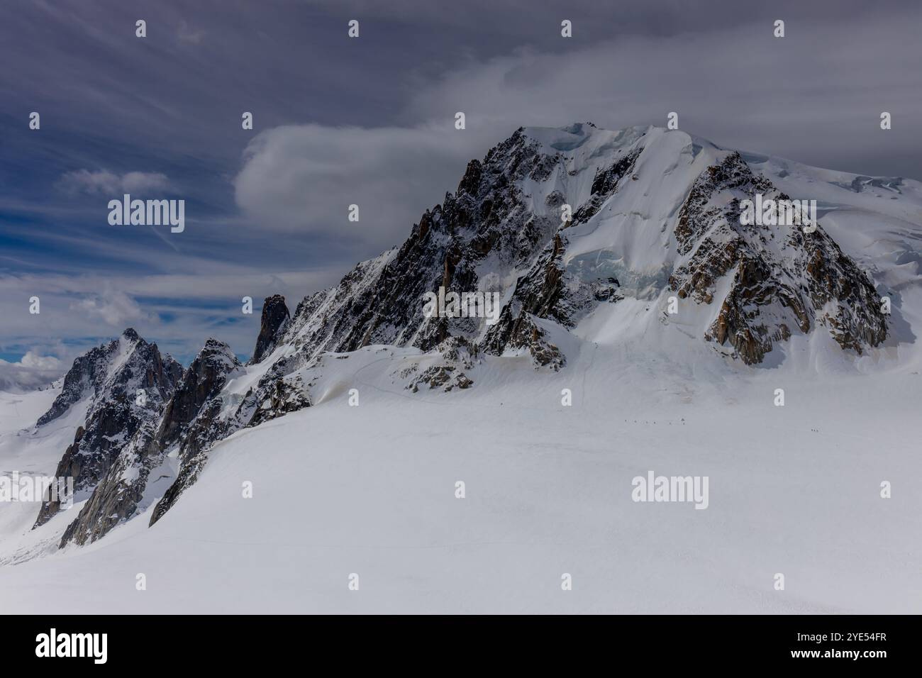 Montagnes enneigées et sommets rocheux des Alpes depuis la voie aérienne entre Chamonix et Courmayeur en Italie et en France Alpes. Dent du Gigante Banque D'Images