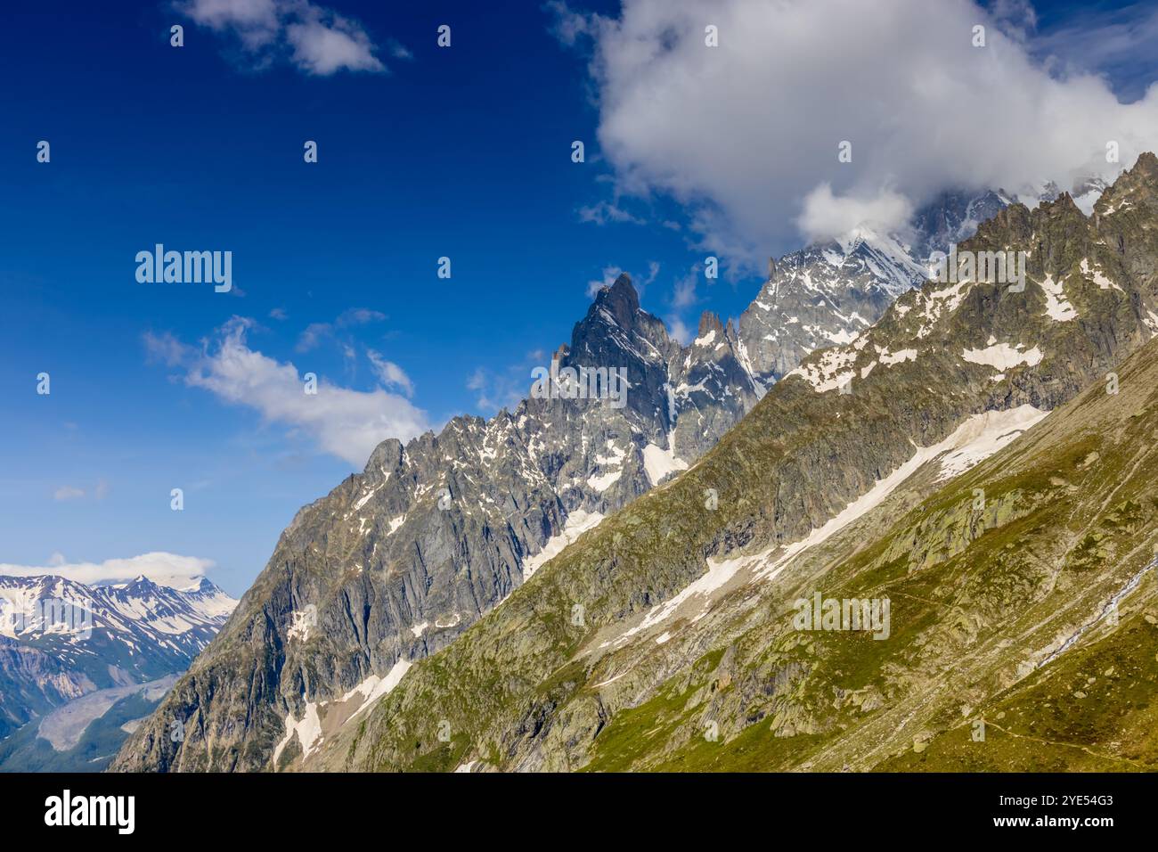Montagnes enneigées et sommets rocheux des Alpes depuis la voie aérienne entre Chamonix et Courmayeur en Italie et en France Alpes. Dent du Gigante Banque D'Images