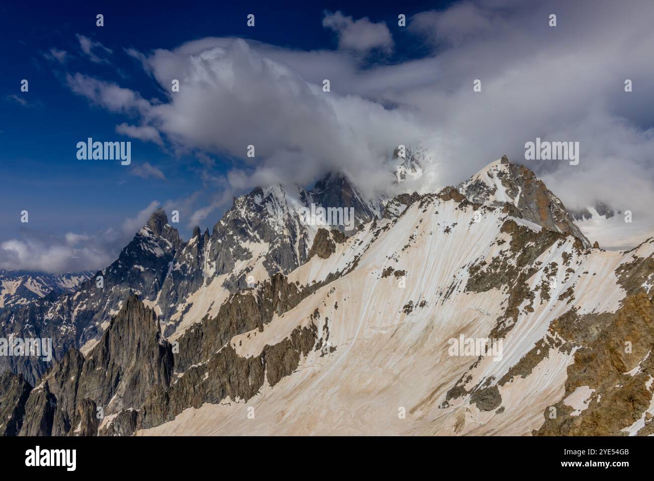 Montagnes enneigées et sommets rocheux des Alpes depuis la voie aérienne entre Chamonix et Courmayeur en Italie et en France Alpes. Dent du Gigante Banque D'Images
