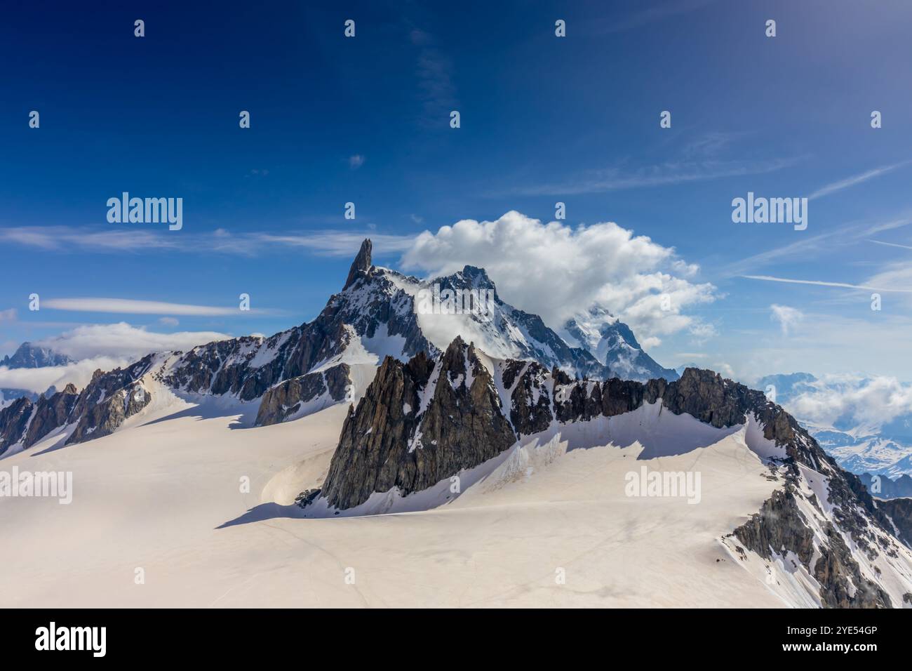 Montagnes enneigées et sommets rocheux des Alpes depuis la voie aérienne entre Chamonix et Courmayeur en Italie et en France Alpes. Dent du Gigante Banque D'Images