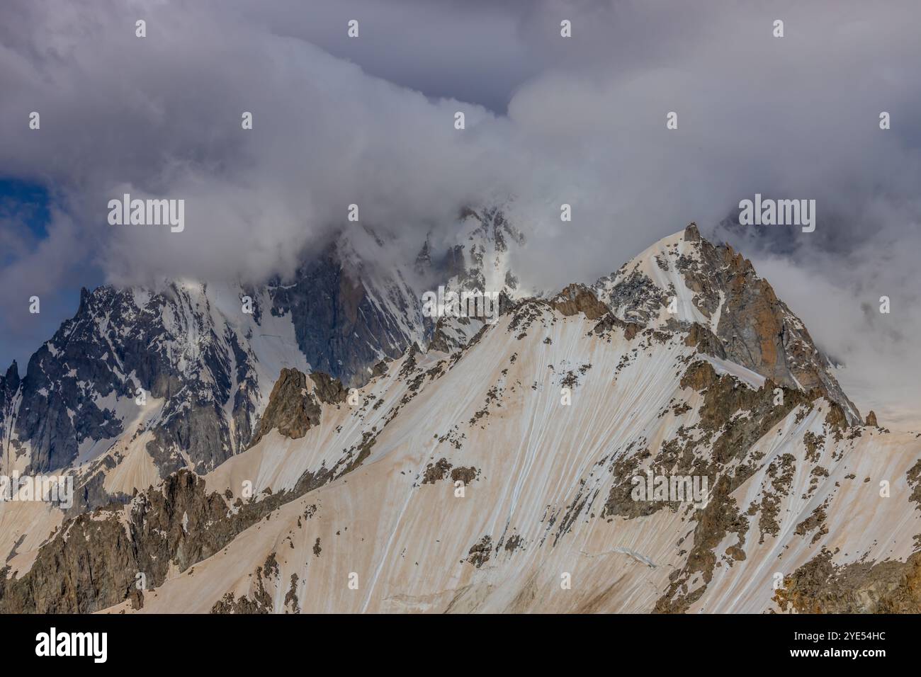 Montagnes enneigées et sommets rocheux des Alpes depuis la voie aérienne entre Chamonix et Courmayeur en Italie et en France Alpes. Dent du Gigante Banque D'Images