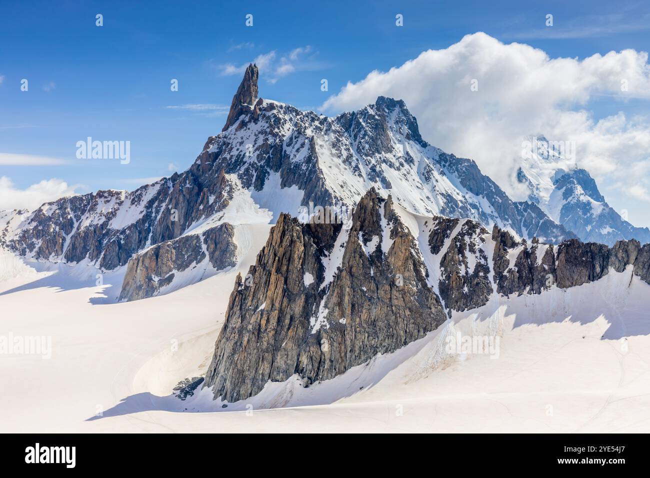 Montagnes enneigées et sommets rocheux des Alpes depuis la voie aérienne entre Chamonix et Courmayeur en Italie et en France Alpes. Dent du Gigante Banque D'Images