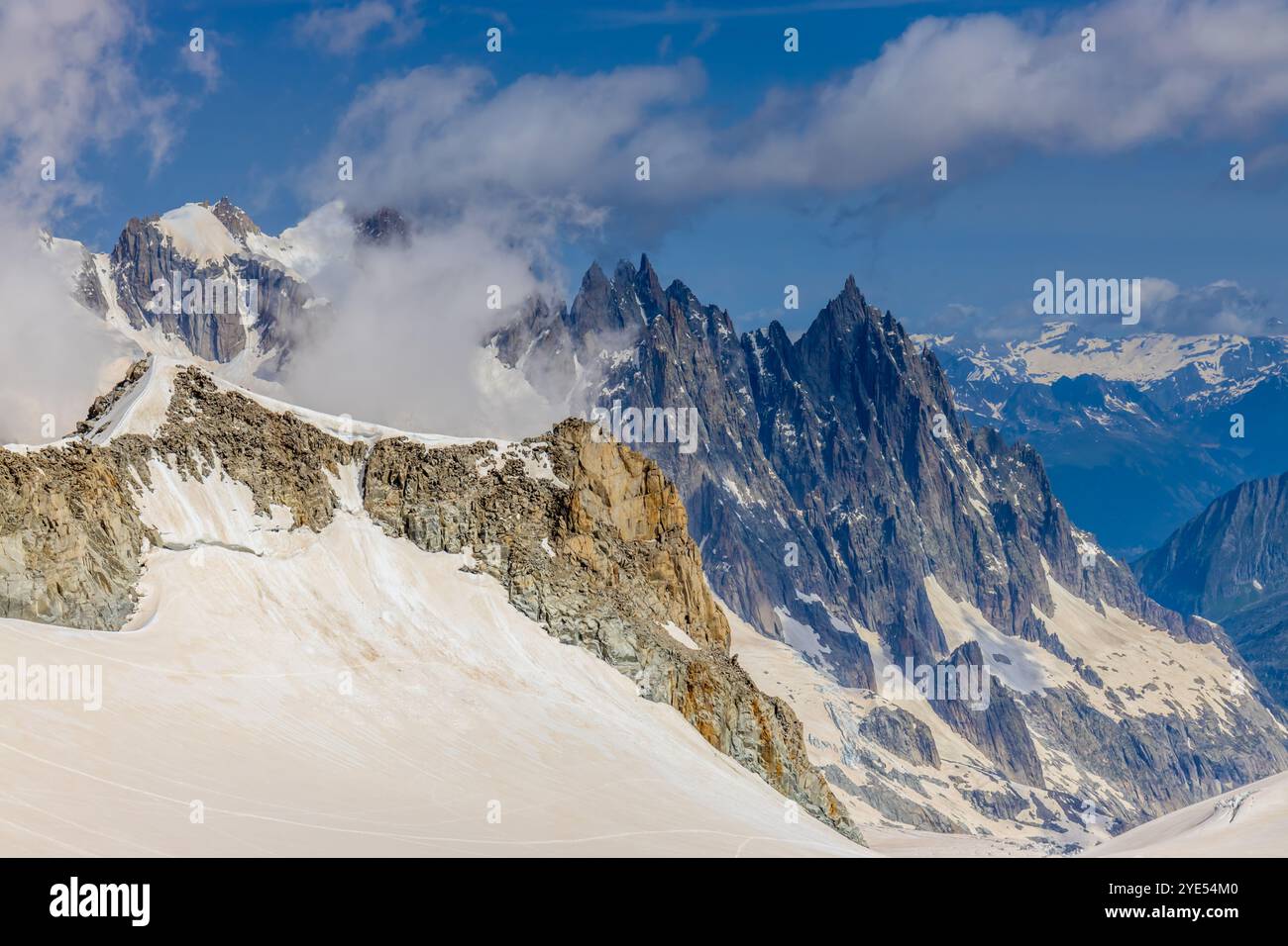 Montagnes enneigées et sommets rocheux des Alpes depuis la voie aérienne entre Chamonix et Courmayeur en Italie et en France Alpes. Dent du Gigante Banque D'Images