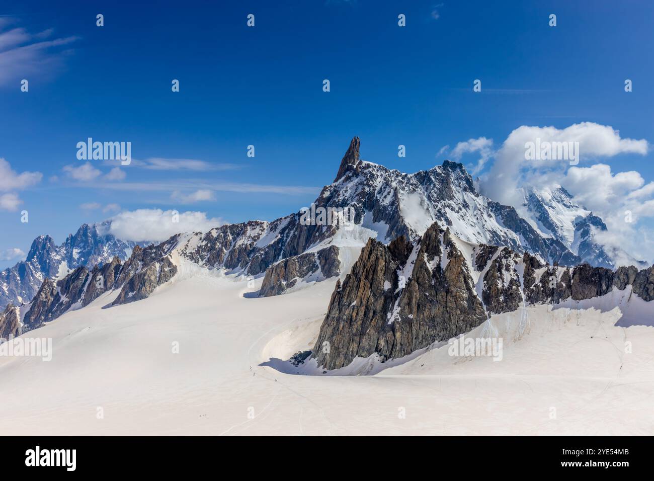 Montagnes enneigées et sommets rocheux des Alpes depuis la voie aérienne entre Chamonix et Courmayeur en Italie et en France Alpes. Dent du Gigante Banque D'Images