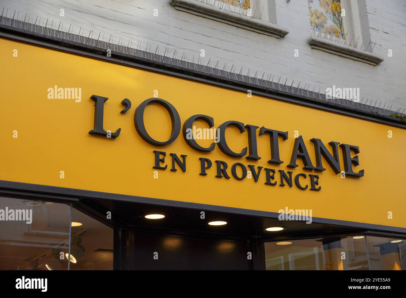 Salisbury Angleterre 17 octobre 2024 - enseigne et logo de la boutique L'Occitane en Provence. Marque naturelle de soins de la peau, corps et beauté Banque D'Images