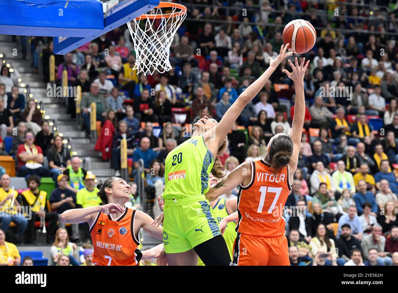 Prague, République tchèque. 29 octobre 2024. L-R Alba Torrens de Valence, Isabelle Harrison de USK et Kristine Vitola de Valence en action lors du match de la Ligue européenne féminine de basket-ball du 4e tour du groupe d : USK Praha vs Valencia basket Club à Prague, République tchèque, le 29 octobre 2024. Crédit : Michal Kamaryt/CTK photo/Alamy Live News Banque D'Images