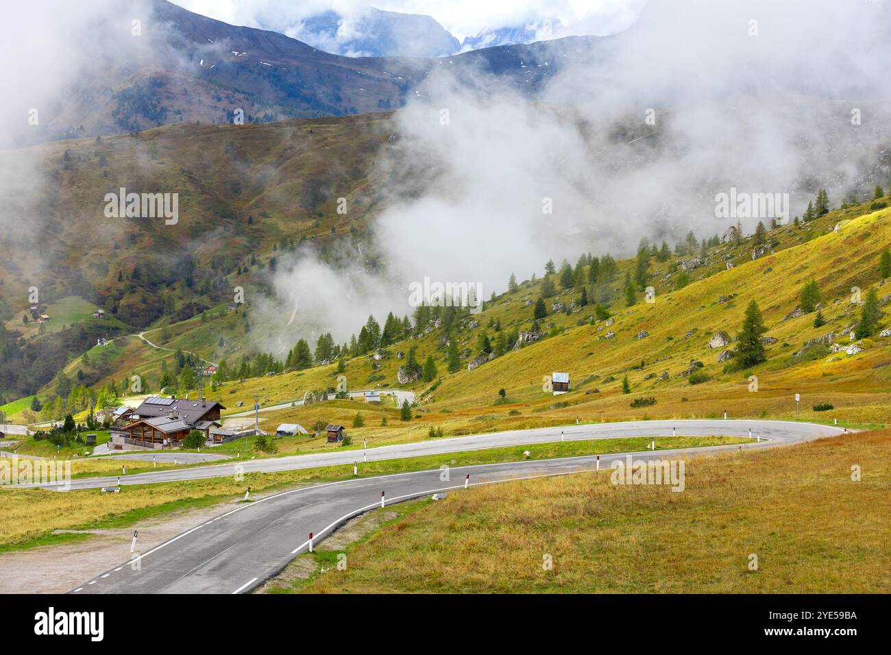 Route serpentine asphaltée vide du col de Giau, Italie, fond de concept de voyage Dolomite Alpes Banque D'Images