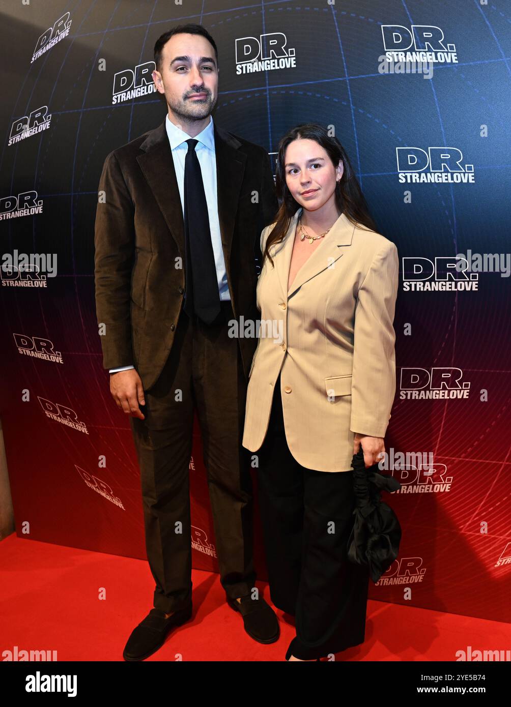 LONDRES, ROYAUME-UNI. 29 octobre 2024. Jamie Demetriou, Clare Cole, assiste à la soirée de presse de la pièce de théâtre « Dr Strangelove » au Noël Coward Theatre, Londres, Royaume-Uni. (Photo de 李世惠/Voir Li/Picture Capital) crédit : Voir Li/Picture Capital/Alamy Live News Banque D'Images