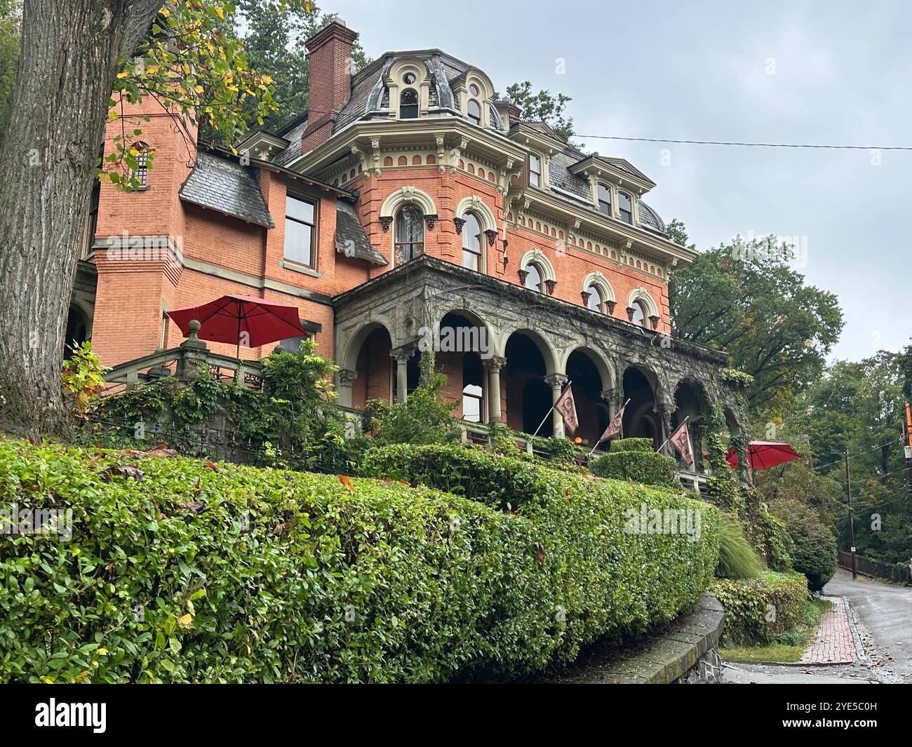 Observation de la vue de face du Harry Packer Mansion Museum à Jim Thorpe, Pennsylvanie, États-Unis - Image de stock capturée avec un smartphone