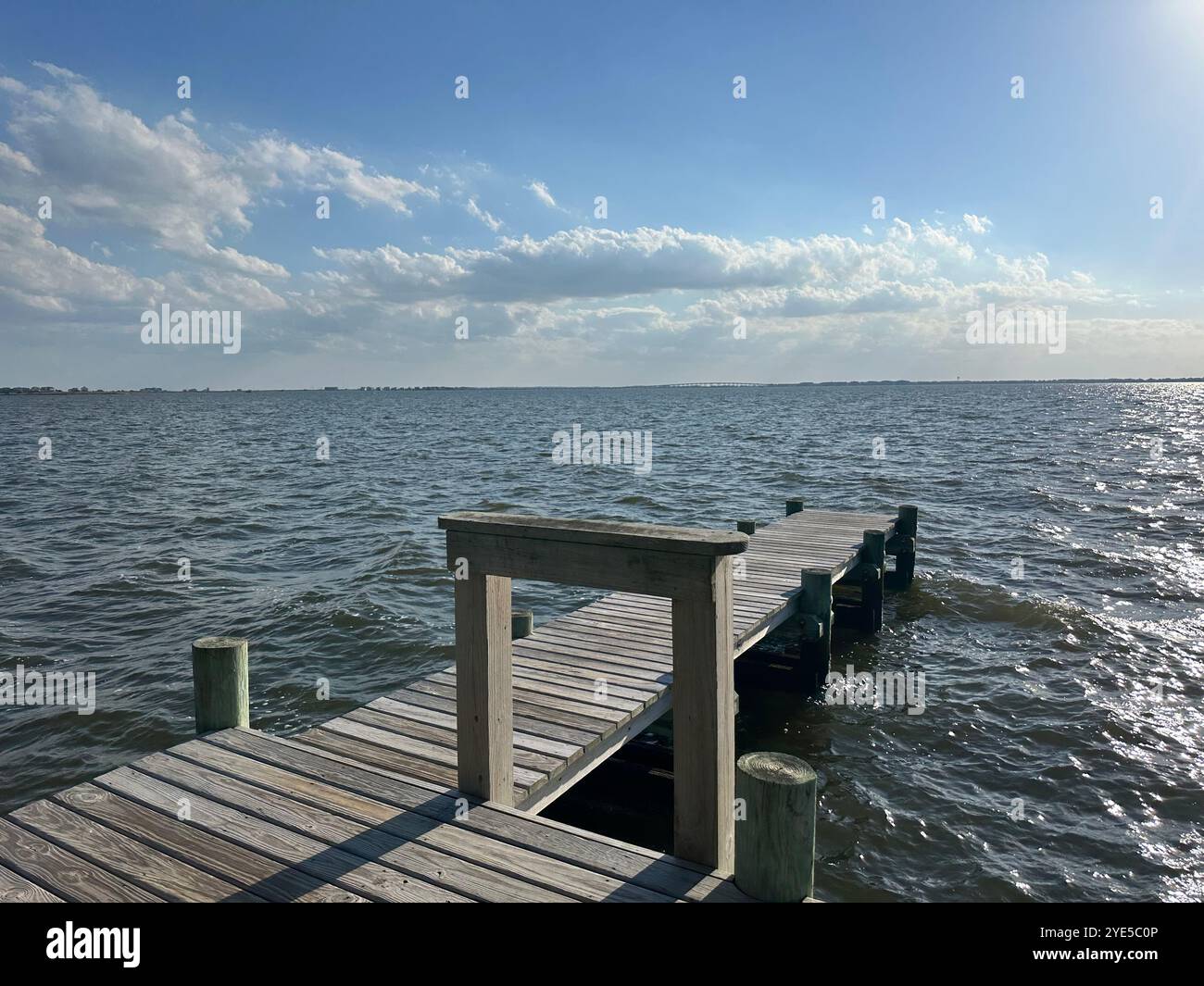 Regarder vers la mer pour vider mon esprit à un quai local au terrain de golf Nags Head à Nags Head en Caroline du Nord, États-Unis - Image de stock capturée avec un smartphone
