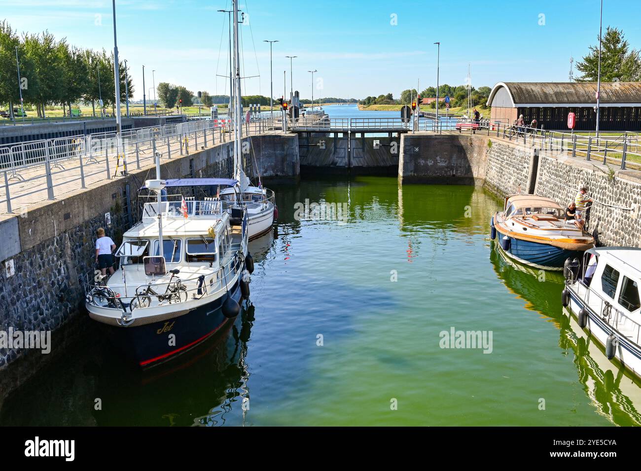 Veere, Zélande, pays-Bas - 10 août 2022 : bateaux et yachts dans l'écluse du canal dans la ville de Veere. Banque D'Images