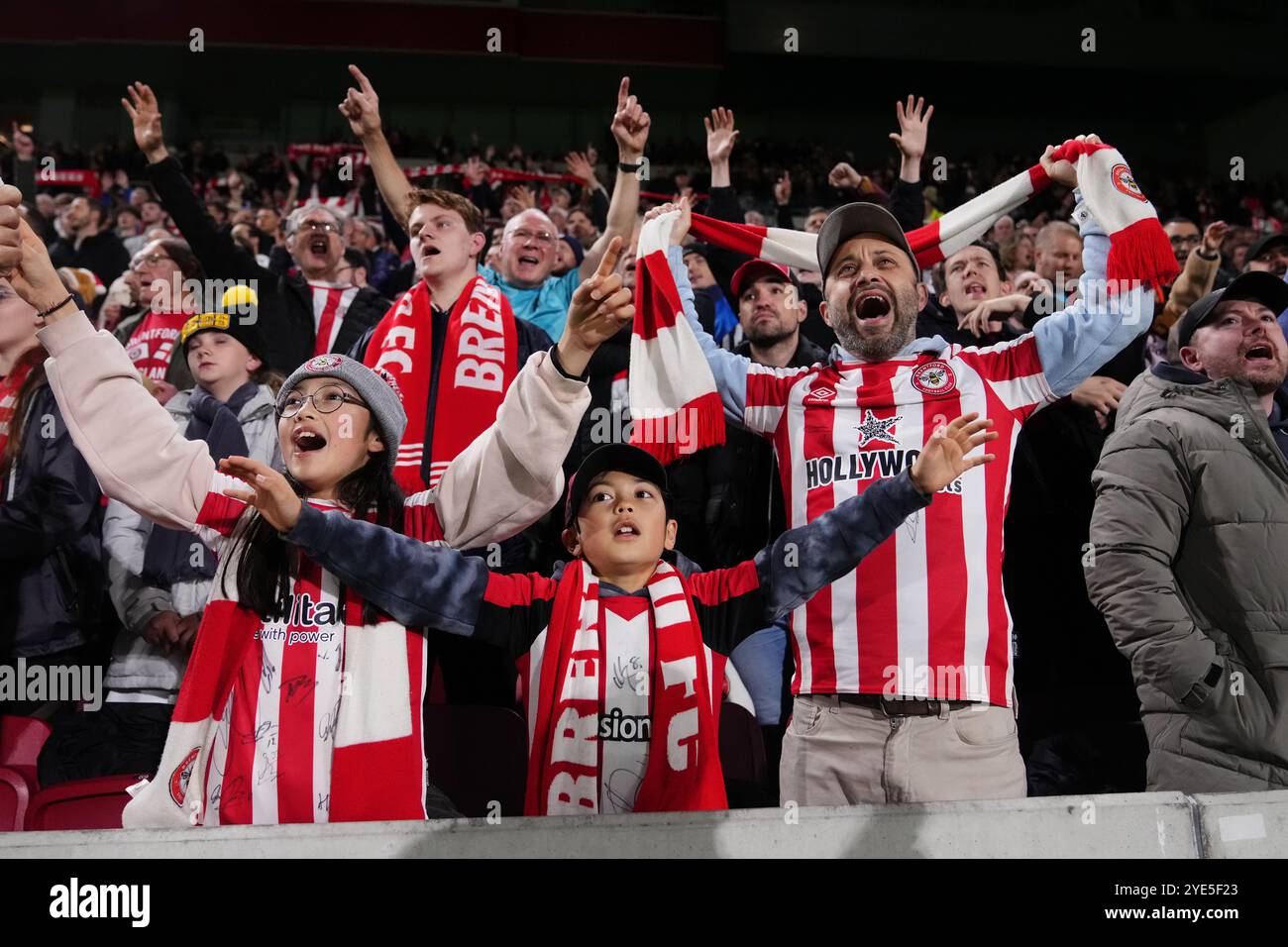 Les fans de Brentford montrent leur soutien dans les tribunes lors du match de quatrième tour de la Carabao Cup au Gtech Community Stadium de Londres. Date de la photo : mardi 29 octobre 2024. Banque D'Images