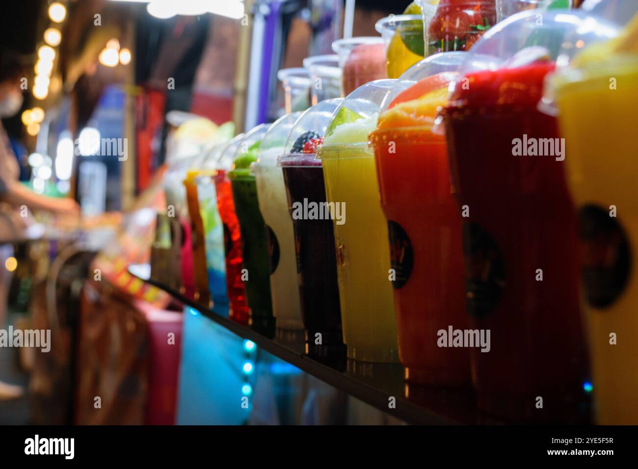 Nourriture artisanale et typique de Thaïlande exposée au marché local et au bazar Banque D'Images