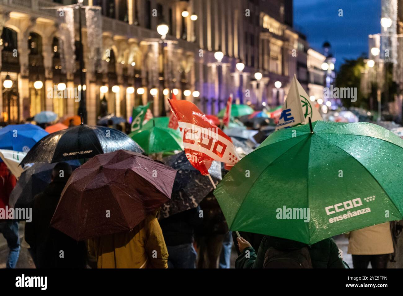 Madrid, Espagne - octobre 29 2024. Les manifestants du secteur de l'éducation publique se sont rassemblés devant le gouvernement de la Communauté de Madrid pour protester contre les fonds publics alloués à l'école privée et d'autres questions. Le jour de grève a été appelé par les syndicats CCOO, ANPE, CSIF et UGT. Banque D'Images