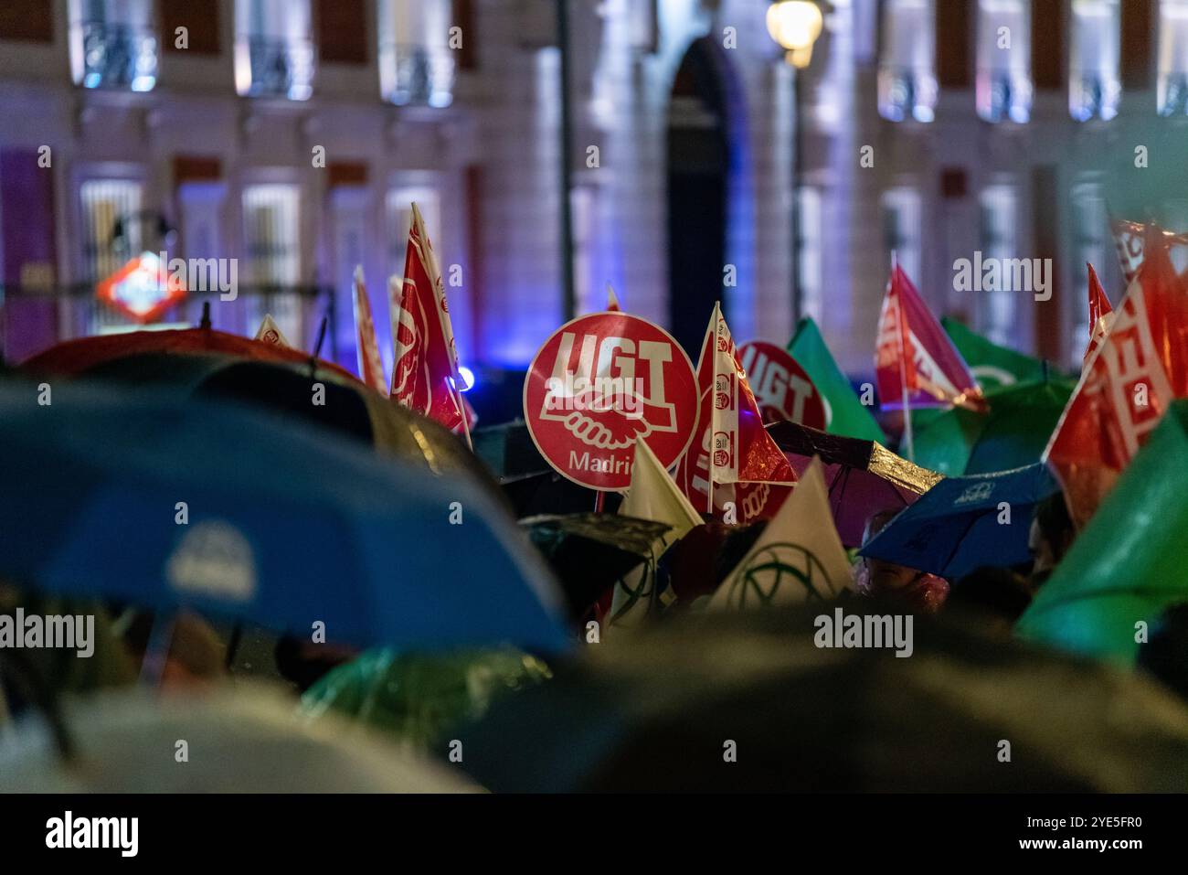 Madrid, Espagne - octobre 29 2024. Les manifestants du secteur de l'éducation publique se sont rassemblés devant le gouvernement de la Communauté de Madrid pour protester contre les fonds publics alloués à l'école privée et d'autres questions. Le jour de grève a été appelé par les syndicats CCOO, ANPE, CSIF et UGT. Banque D'Images