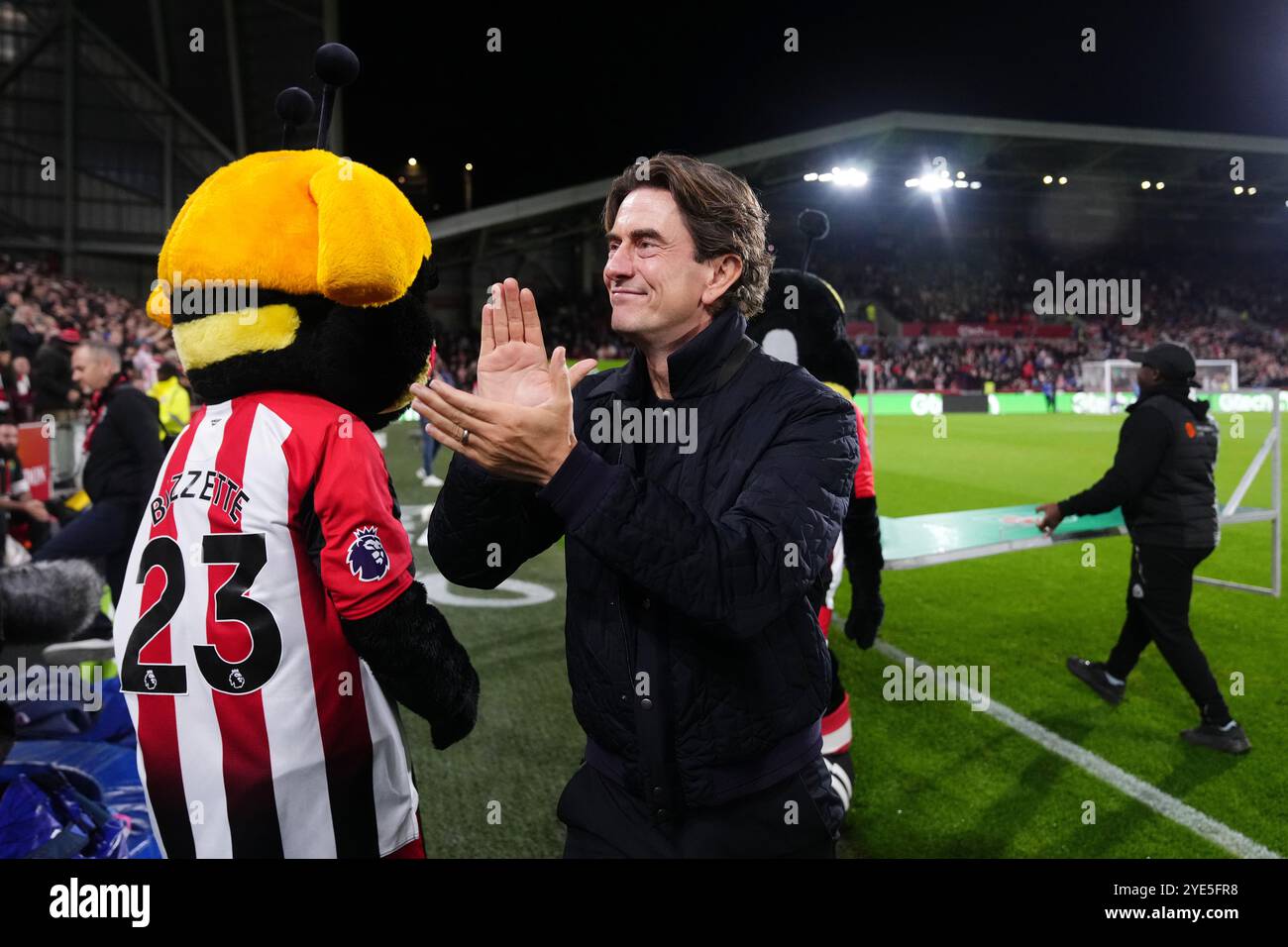 Le manager de Brentford, Thomas Frank, applaudit les supporters avant le match de quatrième tour de la Coupe Carabao au Gtech Community Stadium de Londres. Date de la photo : mardi 29 octobre 2024. Banque D'Images