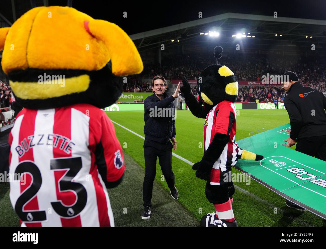 Le manager de Brentford Thomas Frank High Five une mascotte avant le match de quatrième tour de la Carabao Cup au Gtech Community Stadium de Londres. Date de la photo : mardi 29 octobre 2024. Banque D'Images