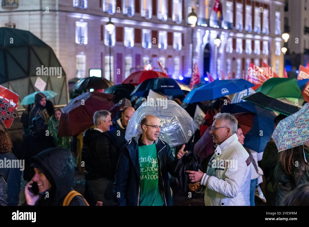 Madrid, Espagne - octobre 29 2024. Les manifestants du secteur de l'éducation publique se sont rassemblés devant le gouvernement de la Communauté de Madrid pour protester contre les fonds publics alloués à l'école privée et d'autres questions. Le jour de grève a été appelé par les syndicats CCOO, ANPE, CSIF et UGT. Banque D'Images