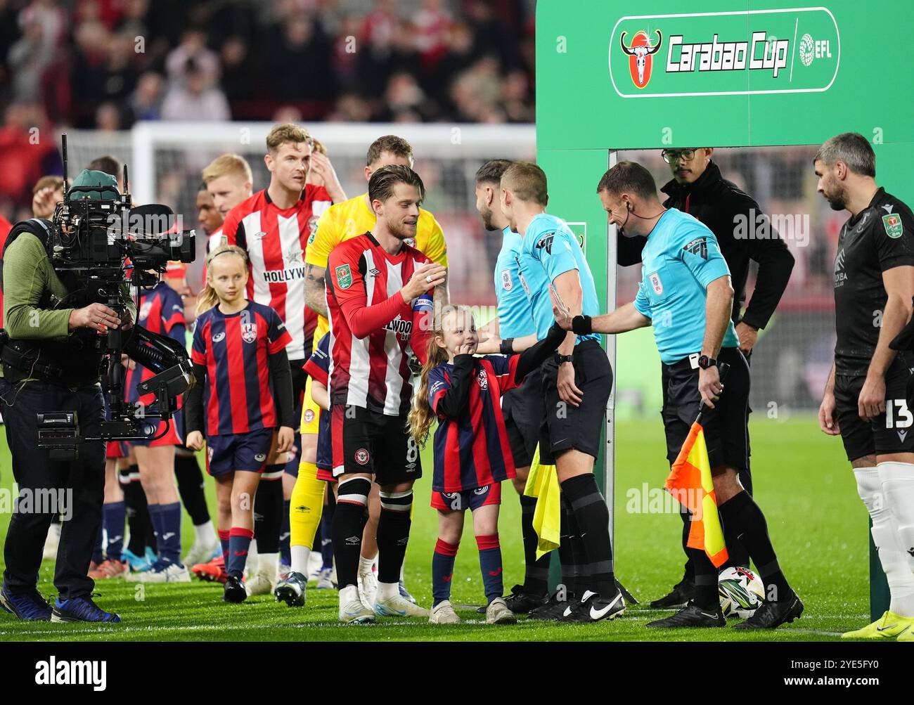 Mathias Jensen de Brentford serre la main aux joueurs et aux officiels du match avant le match du quatrième tour de la Coupe Carabao au Gtech Community Stadium de Londres. Date de la photo : mardi 29 octobre 2024. Banque D'Images