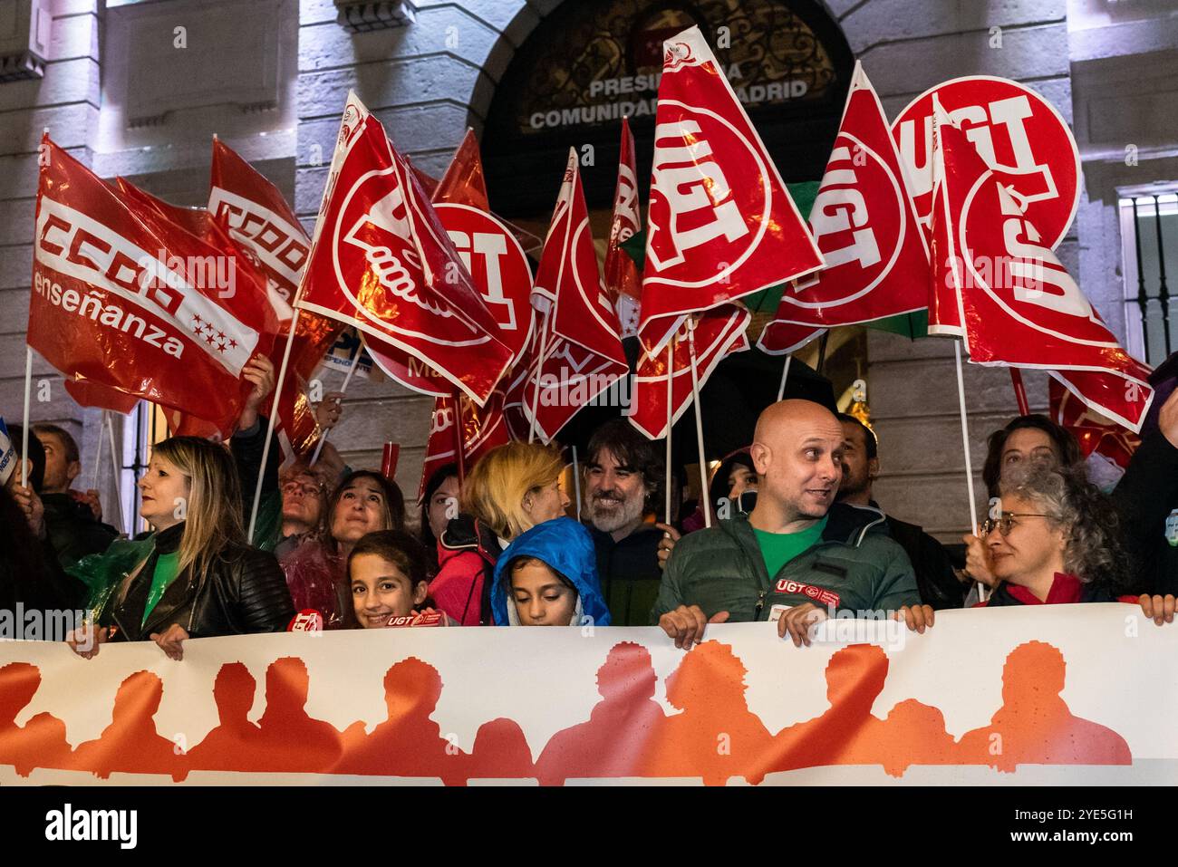 Madrid, Espagne - octobre 29 2024. Les manifestants du secteur de l'éducation publique se sont rassemblés devant le gouvernement de la Communauté de Madrid pour protester contre les fonds publics alloués à l'école privée et d'autres questions. Le jour de grève a été appelé par les syndicats CCOO, ANPE, CSIF et UGT. Banque D'Images