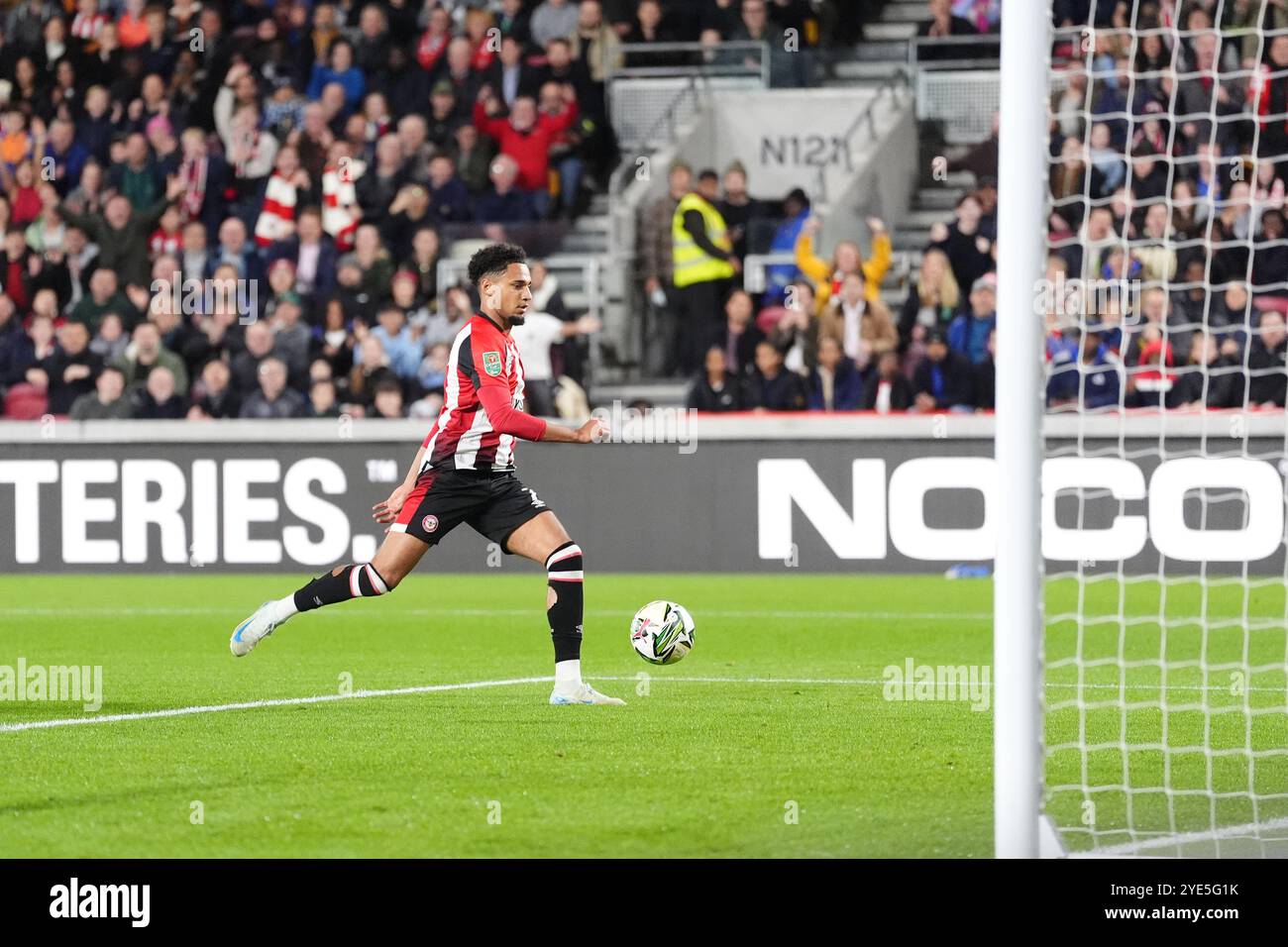Kevin Schade de Brentford marque le but d'ouverture du match lors du match de quatrième tour de la Coupe Carabao au Gtech Community Stadium de Londres. Date de la photo : mardi 29 octobre 2024. Banque D'Images