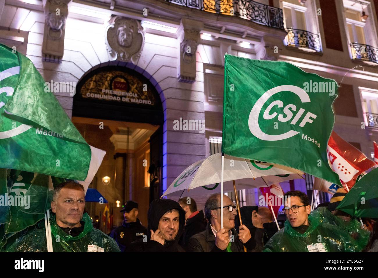 Madrid, Espagne - octobre 29 2024. Les manifestants du secteur de l'éducation publique se sont rassemblés devant le gouvernement de la Communauté de Madrid pour protester contre les fonds publics alloués à l'école privée et d'autres questions. Le jour de grève a été appelé par les syndicats CCOO, ANPE, CSIF et UGT. Banque D'Images