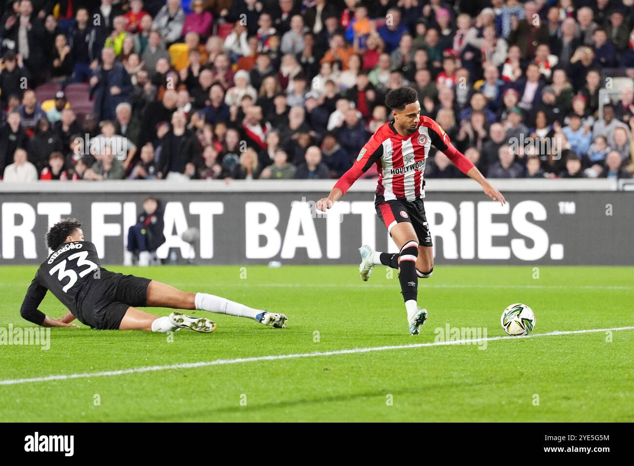Kevin Schade de Brentford (à droite) marque le but d'ouverture du match lors du quatrième tour de la Coupe Carabao au Gtech Community Stadium de Londres. Date de la photo : mardi 29 octobre 2024. Banque D'Images
