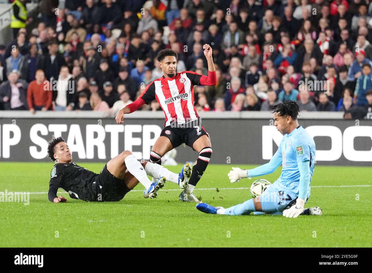 Kevin Schade de Brentford (au centre) marque le but d'ouverture du match lors du quatrième tour de la Coupe Carabao au Gtech Community Stadium de Londres. Date de la photo : mardi 29 octobre 2024. Banque D'Images
