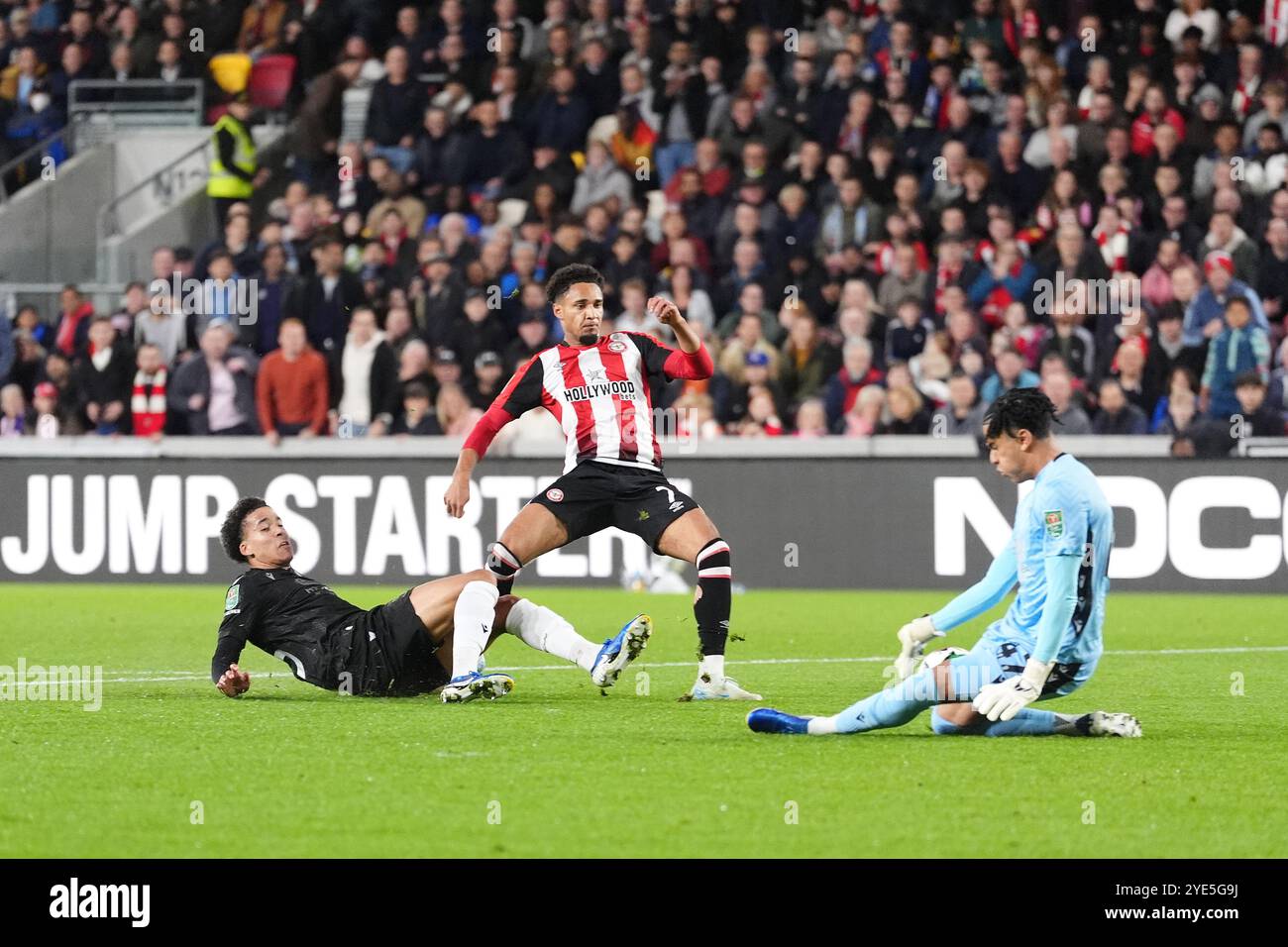 Kevin Schade de Brentford (au centre) marque le but d'ouverture du match lors du quatrième tour de la Coupe Carabao au Gtech Community Stadium de Londres. Date de la photo : mardi 29 octobre 2024. Banque D'Images