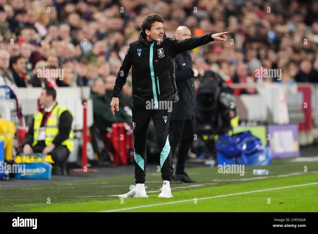Le manager de Sheffield mercredi, Danny Rohl, fait des gestes sur la ligne de touche lors du match de quatrième tour de la Carabao Cup au Gtech Community Stadium de Londres. Date de la photo : mardi 29 octobre 2024. Banque D'Images