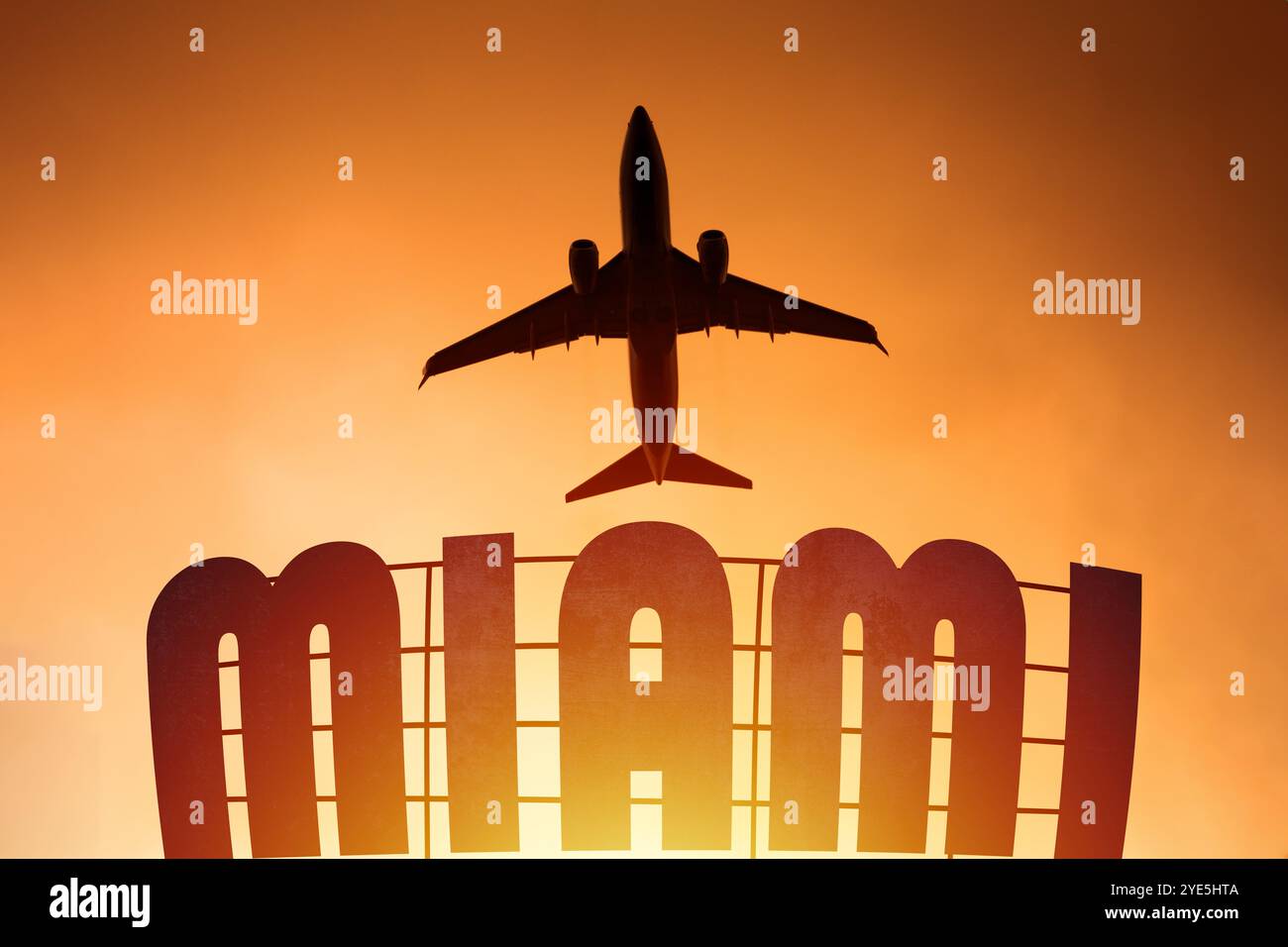 Signe Miami avec avion à réaction dans la vue de coucher de soleil de vol bas, état de Floride, États-Unis d'Amérique Banque D'Images