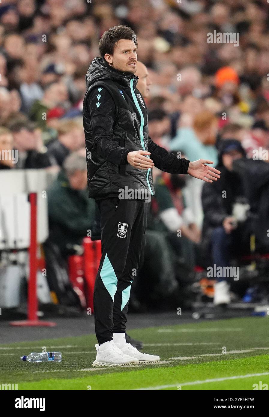 Le manager de Sheffield mercredi, Danny Rohl, fait des gestes sur la ligne de touche lors du match de quatrième tour de la Carabao Cup au Gtech Community Stadium de Londres. Date de la photo : mardi 29 octobre 2024. Banque D'Images