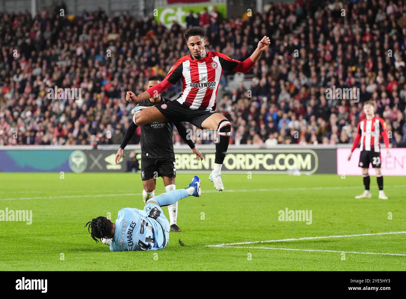 Le gardien de but Pierce Charles de Sheffield mercredi sauve aux pieds de Kevin Schade de Brentford (à droite) lors du match de quatrième tour de la Carabao Cup au Gtech Community Stadium de Londres. Date de la photo : mardi 29 octobre 2024. Banque D'Images