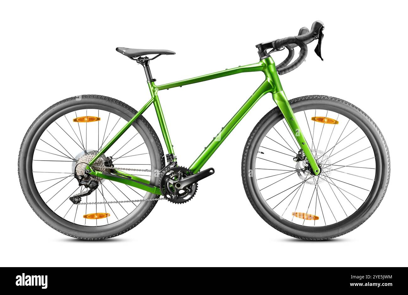 Vélo vert gravier sur fond blanc. Promotion du transport écologique. Banque D'Images