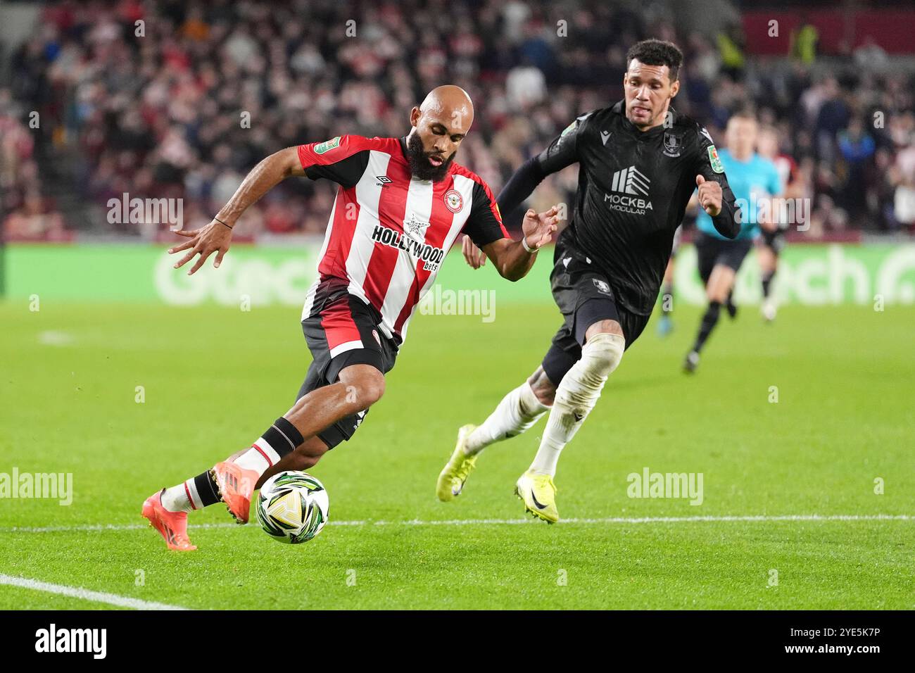 Bryan Mbeumo de Brentford (à gauche) et Marvin Johnson de Sheffield Wednesday se battent pour le ballon lors du match de quatrième tour de la Coupe Carabao au Gtech Community Stadium de Londres. Date de la photo : mardi 29 octobre 2024. Banque D'Images