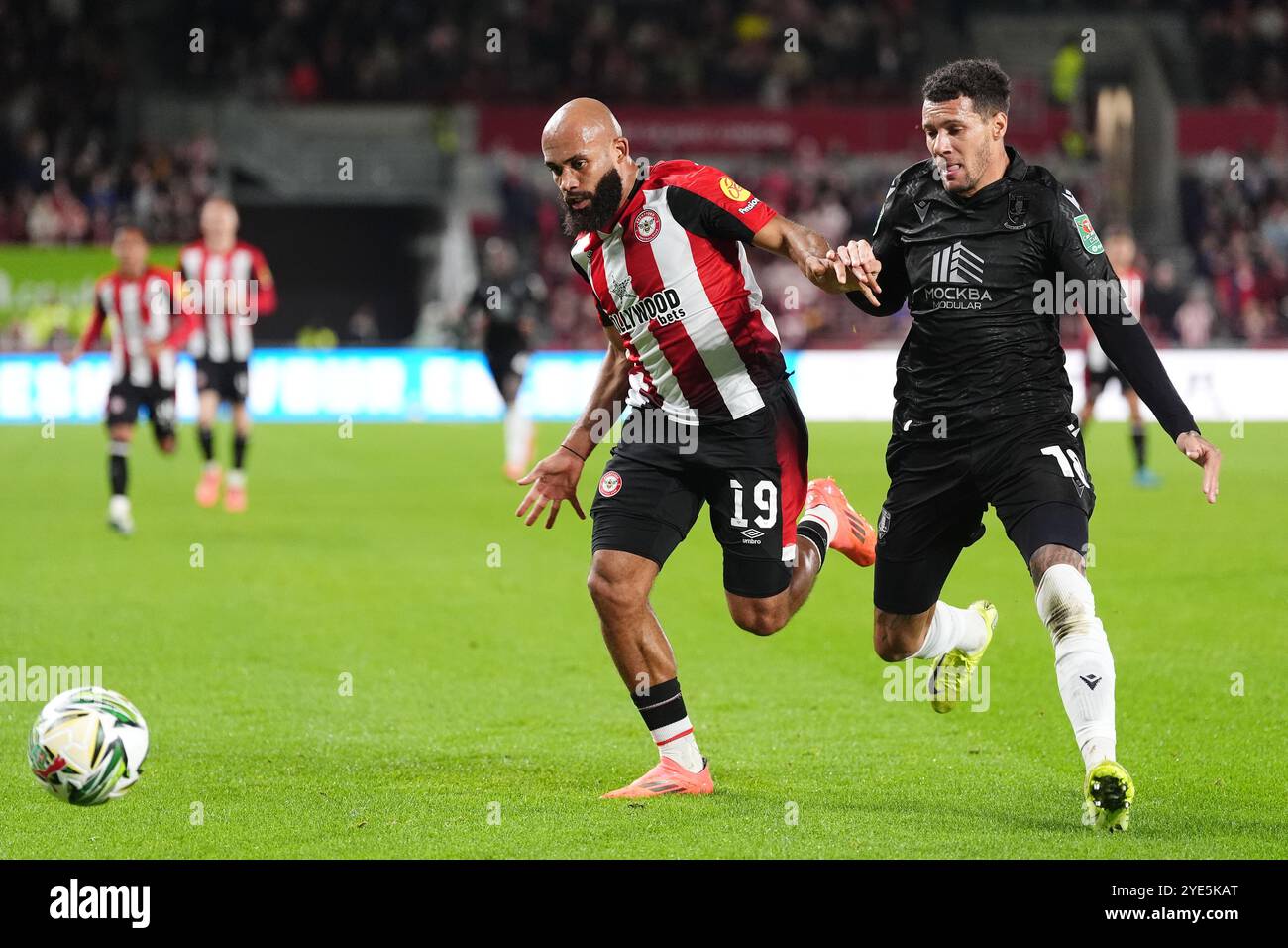 Bryan Mbeumo de Brentford (à gauche) et Marvin Johnson de Sheffield Wednesday se battent pour le ballon lors du match de quatrième tour de la Coupe Carabao au Gtech Community Stadium de Londres. Date de la photo : mardi 29 octobre 2024. Banque D'Images