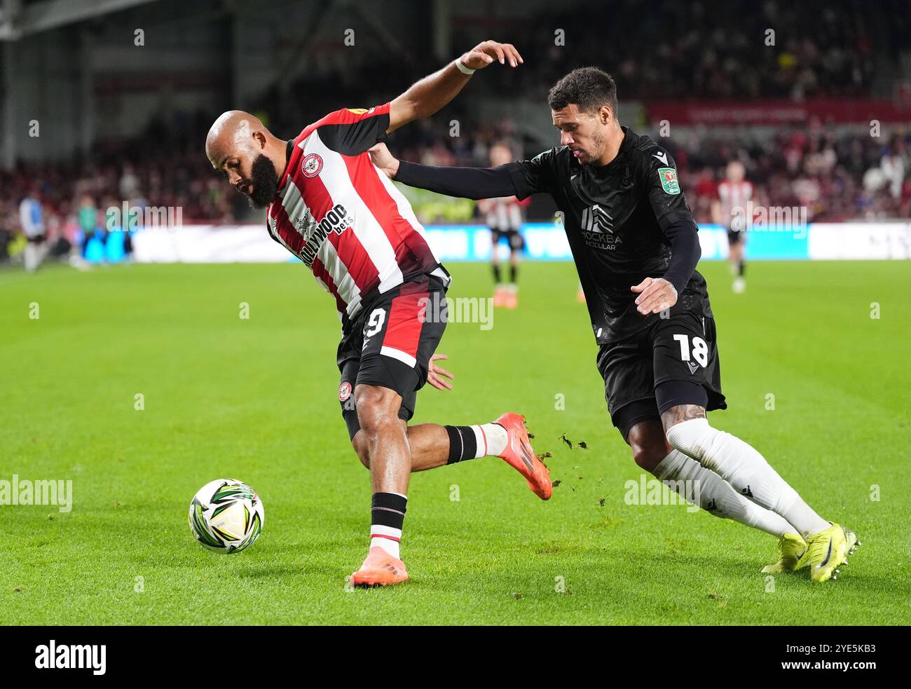 Bryan Mbeumo de Brentford (à gauche) et Marvin Johnson de Sheffield Wednesday se battent pour le ballon lors du match de quatrième tour de la Coupe Carabao au Gtech Community Stadium de Londres. Date de la photo : mardi 29 octobre 2024. Banque D'Images