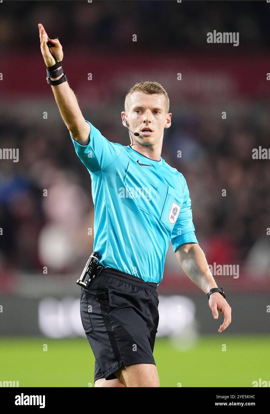 L'arbitre Finnie lors du match de quatrième tour de la Coupe Carabao au Gtech Community Stadium de Londres. Date de la photo : mardi 29 octobre 2024. Banque D'Images