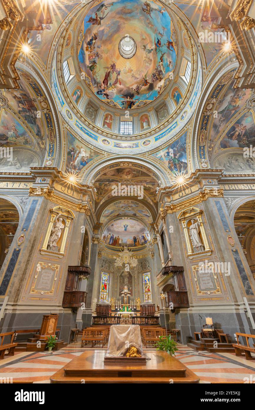 VOGHERA, ITALIE - 12 SEPTEMBRE 2024 : nef et coupole de Domo - Collegiata di San Lorenzo avec les fresques de Luigi Morgari et Rodolfo Gambini Banque D'Images