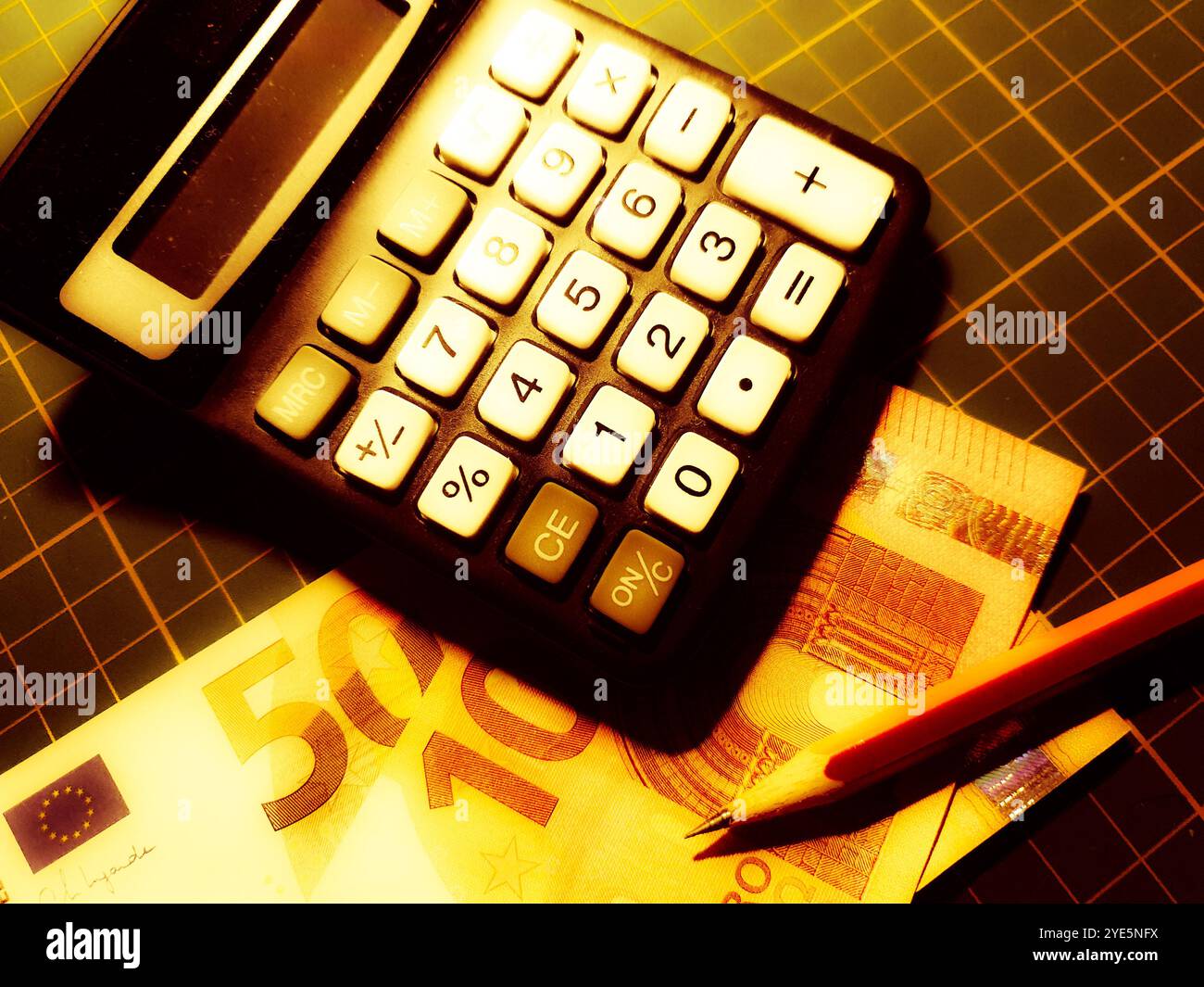 Gros plan de billets de banque, calculatrice et crayon sur un bureau Banque D'Images