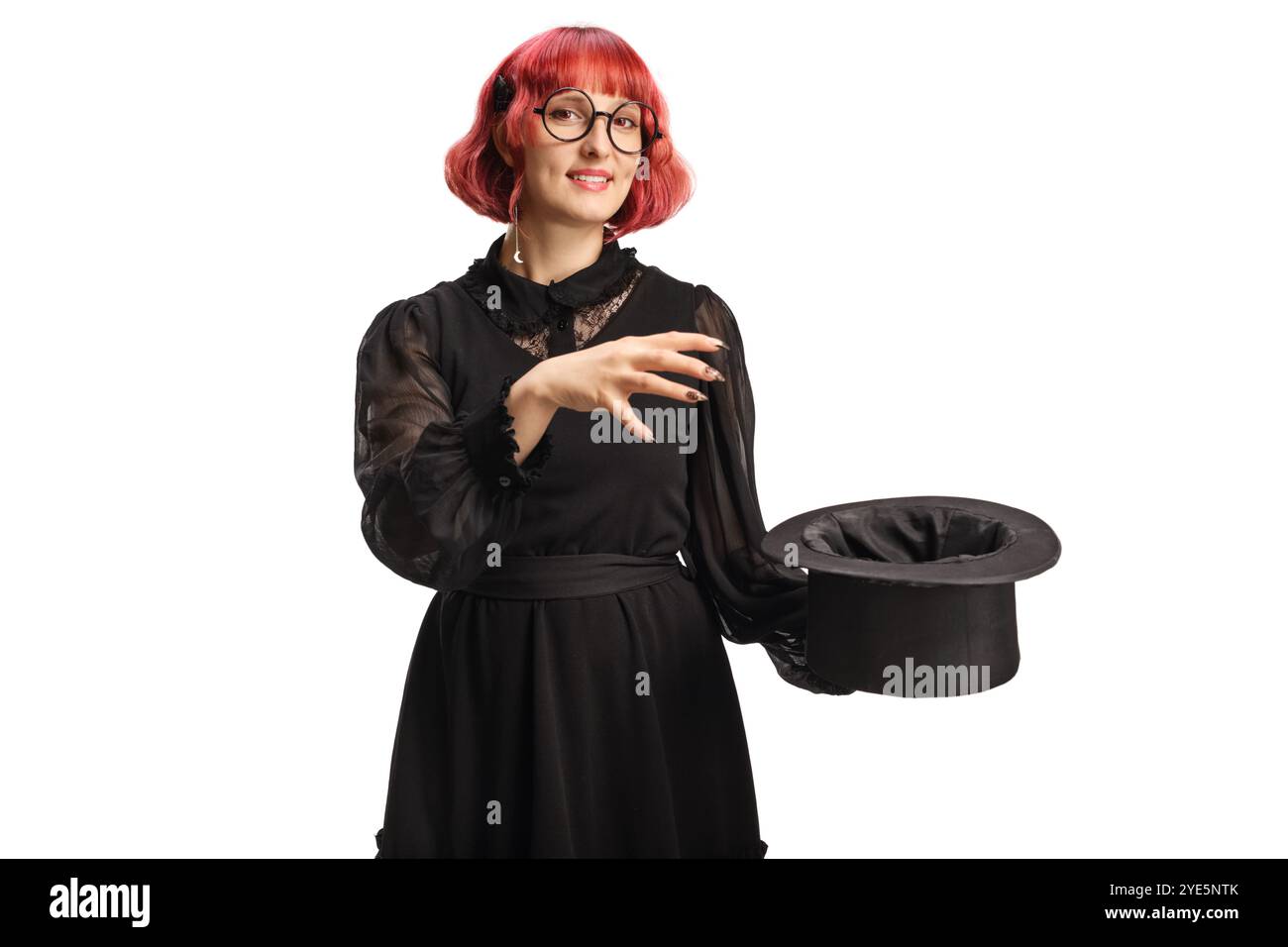 Magicien féminin effectuant un tour de magie avec un chapeau noir isolé sur fond blanc Banque D'Images