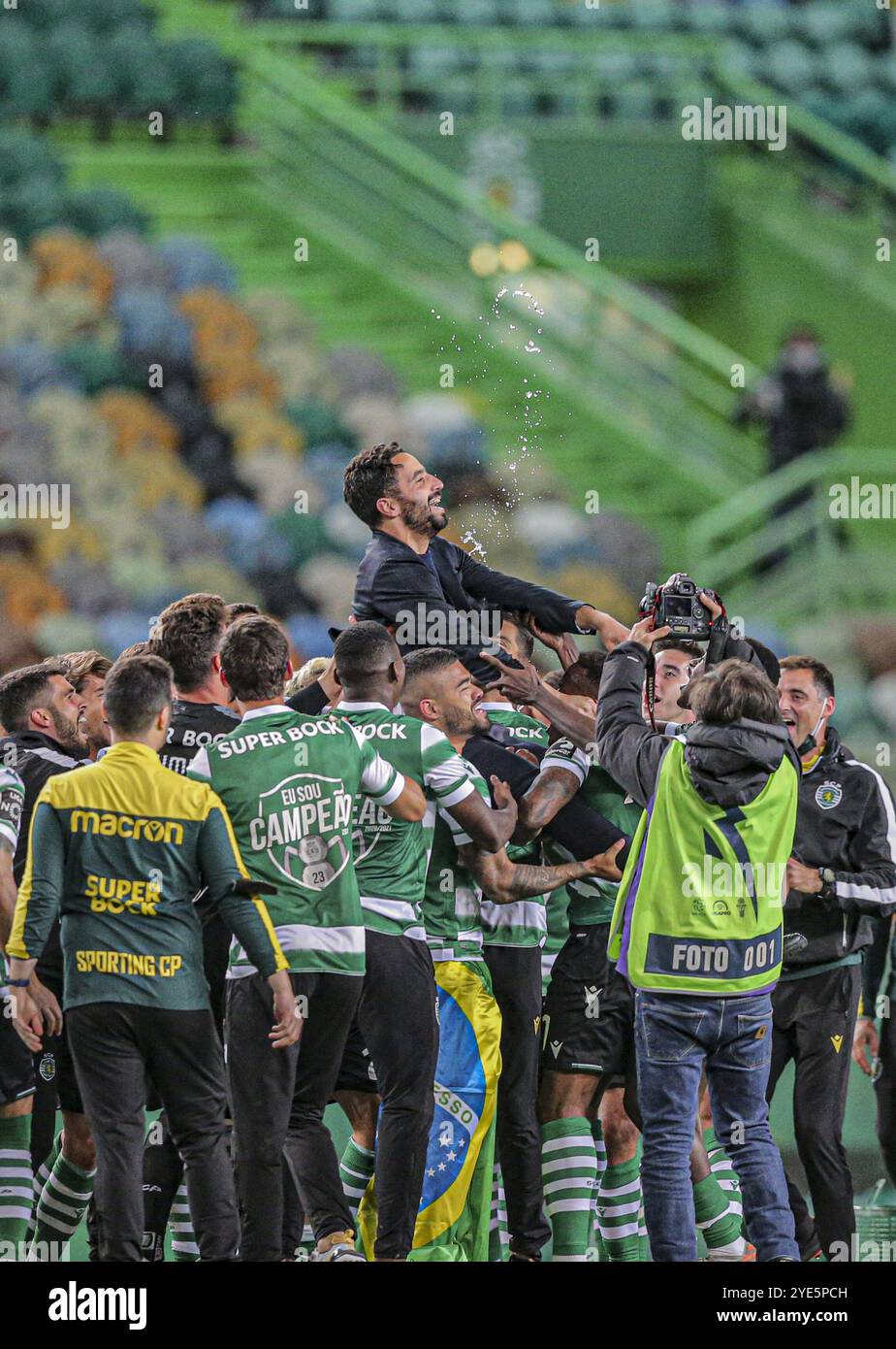 Lisbonne, 11/5/2021 - Ruben Amorim avec les joueurs sportifs. Le Sporting Clube de Portugal est devenu aujourd'hui champion national deux jours avant la fin du championnat national de football 2020/2021. (Gerardo SantosGlobal images) crédit : Atlantico presse Lda/Alamy Live News Banque D'Images